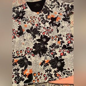 Beautiful Cherokee Infinity scrub top size M. Beautiful details in the print.